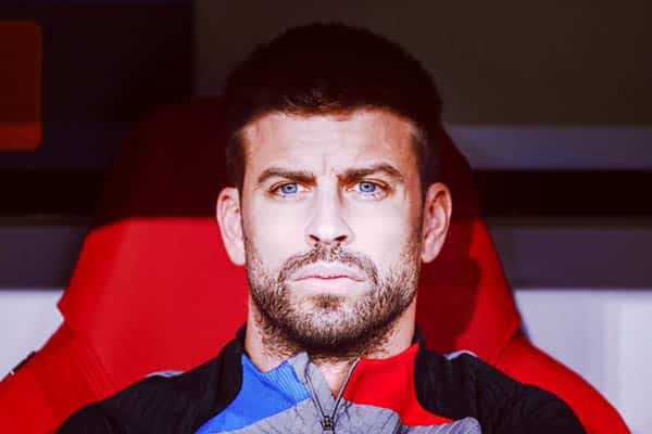 جيرارد بيكيه يعلن اعتزاله كرة القدم نهائيا بسبب مشاكله مع شاكيرا 1 أعلن مدافع نادي برشلونة الإسباني جيرارد بيكيه قبل لحظات اعتزاله كرة القدم بعد نهاية مباراة ألميريا يوم السبت المقبل ، بعدما قضى 14 رفقة الفريق الكاتالوني .