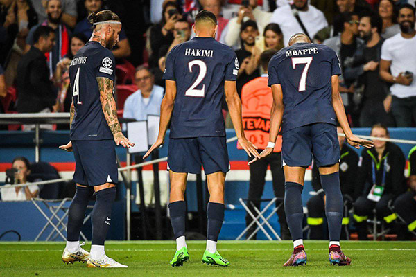 حكيمي ومبابي وراموس يرقصون رقصة البطريق بعد فوزهم على ستراسبورغ