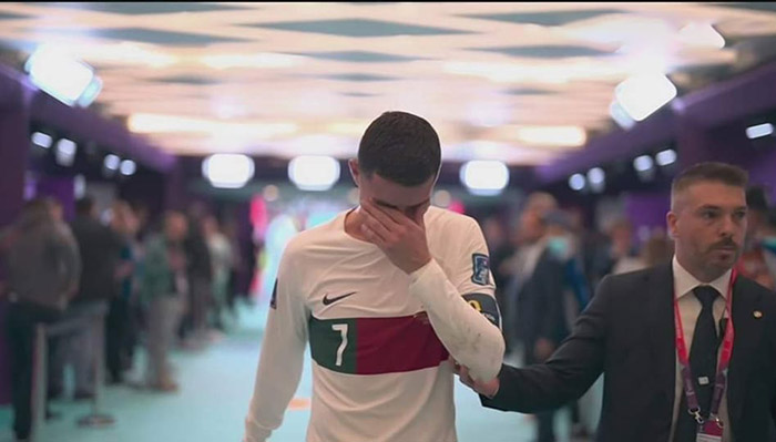 كريستيانو رونالدو يغادر الملعب باكيا بعد إقصائه من المونديال أمام المغرب 1 كريستيانو رونالدو يغادر الملعب باكيا بعد إقصائه من المونديال أمام المغرب