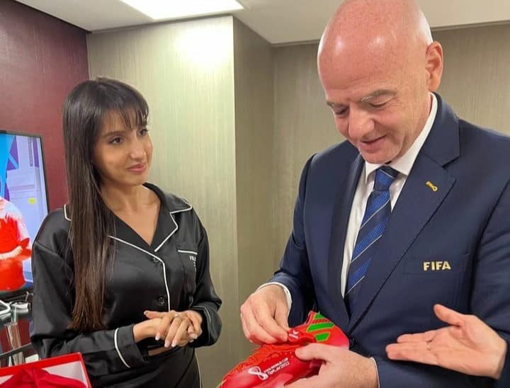 الفنانة المغربية نورة فتحي تصدم رئيس الفيفا بهدية بها رسالة قوية