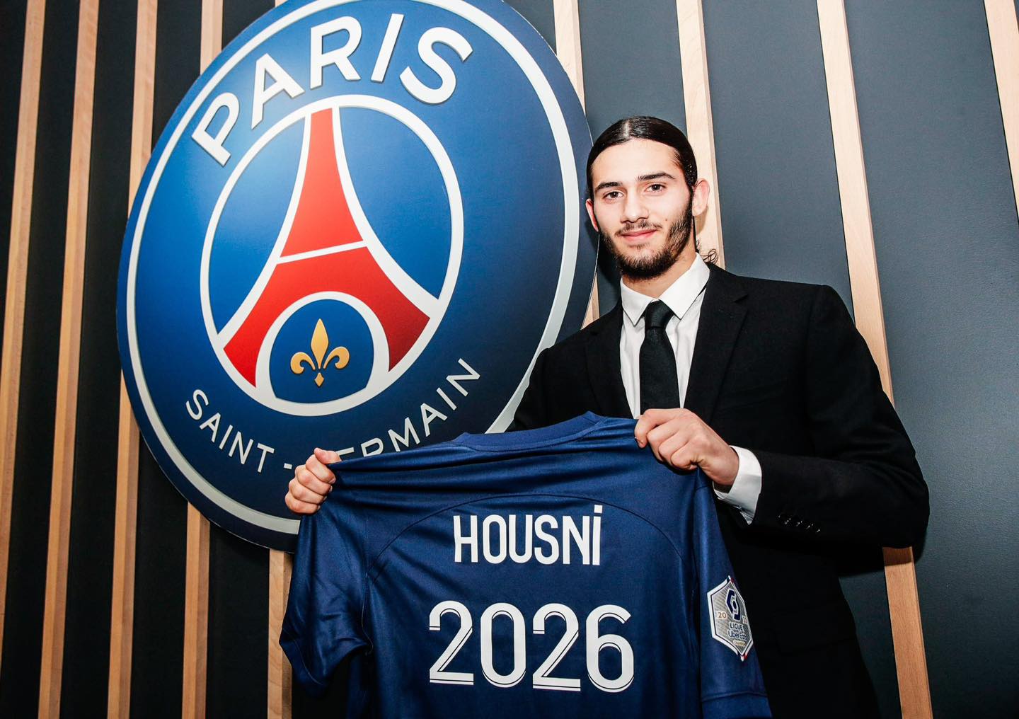 إلياس حسني يوقع عقده الإحترافي مع باريس سان جيرمان