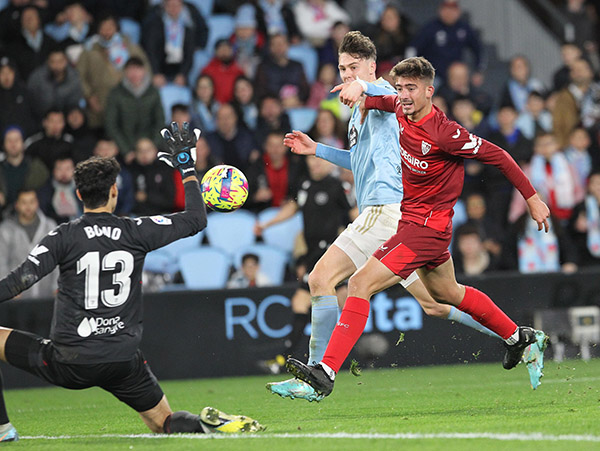 إشبيلية يتعادل مع مضيفه سيلتافيغو ويقترب من منطقة الخطر