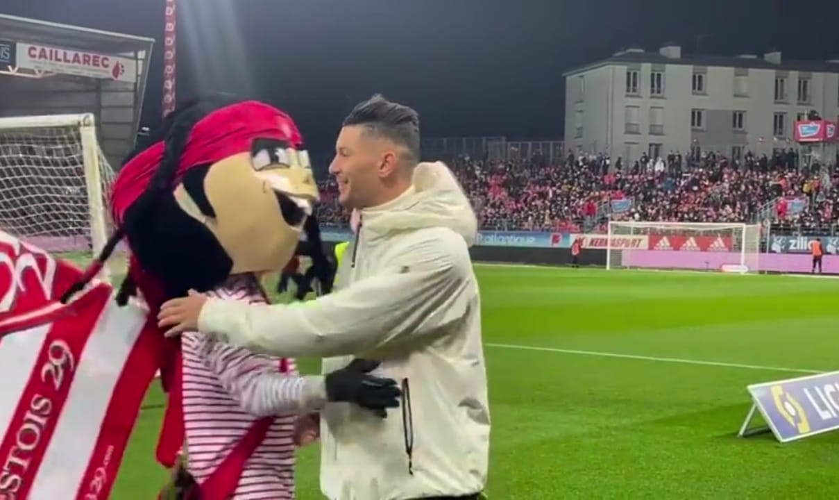 أشرف داري يتلقى استقبالا حارا من جماهير بريست بعد مشاركته في مونديال قطر