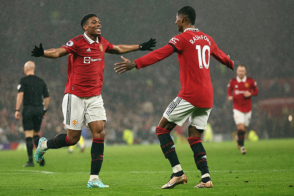 مانشستر يونايتد ينتصر على نوثينغهام فوريست بثلاثية 1 مانشستر يونايتد ينتصر على نوثينغهام فوريست بثلاثية