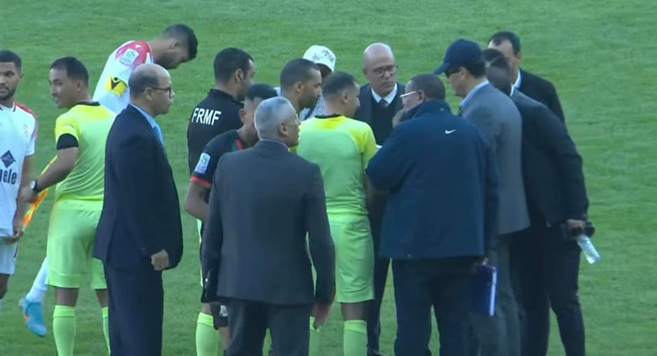 لماذا رفض الحكم رضوان جيد إكمال المباراة بين الجيش والوداد ؟ 1 لماذا رفض الحكم رضوان جيد إكمال المباراة بين الجيش والوداد ؟