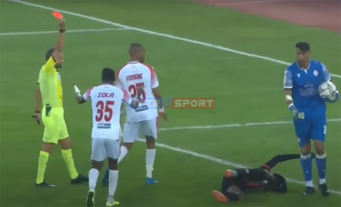 حارس الوداد رضا التكناوتي يعتدي على لاعب الجيش لامين دياكيتي وينال بطاقة حمراء 1 حارس الوداد رضا التكناوتي يعتدي على لاعب الجيش لامين دياكيتي وينال بطاقة حمراء