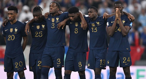 هجوم عنصري من طرف الجماهير والإعلام الفرنسي على لاعبي المنتخب السود بعد الخسارة أمام الأرجنتين