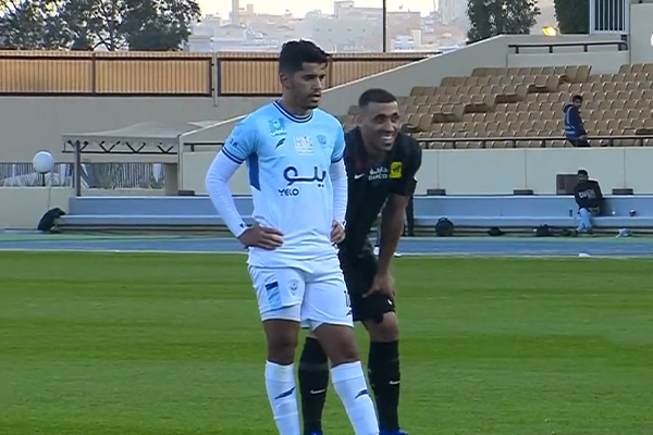 حمد الله يستفز لاعب أبها قبل تنفيذ ركلة جزاء والأخير يضيعها