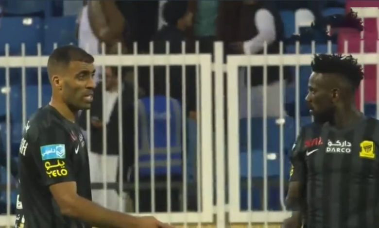 شجار بين حمد الله مع زميله عبد العزيز البيشي خلال مباراة الإتحاد و أبها 1 شجار بين حمد الله مع زميله عبد العزيز البيشي خلال مباراة الإتحاد و أبها