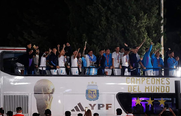 سلك كهربائي كاد يودي بحياة ليونيل ميسي ومنتخب الأرجنتين خلال الإحتفال بكأس العالم