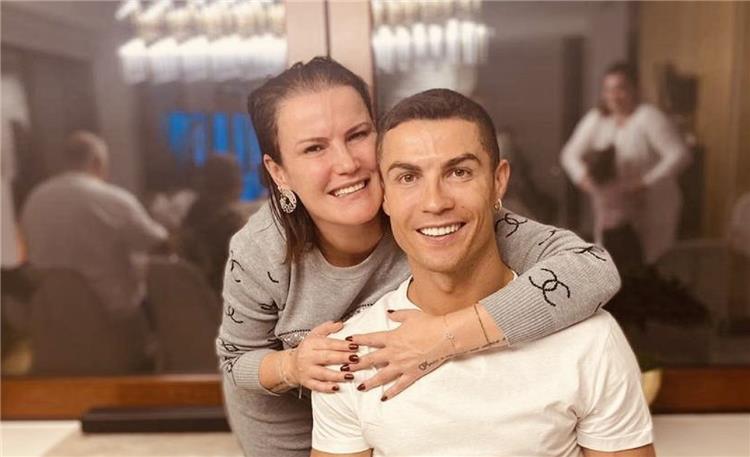 شقيقة كريستيانو رونالدو تنفي خبر انتقاله للدوري السعودي وتعلق : "انها مزحة آخر السنة" 1 شقيقة كريستيانو رونالدو تنفي خبر انتقاله للدوري السعودي وتعلق : "انها مزحة آخر السنة"