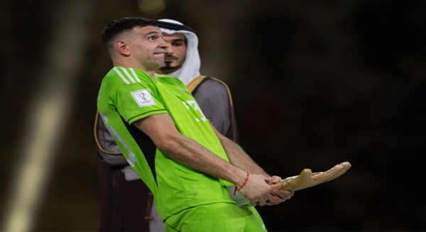 إيميليانو مارتينيز : "قمت بتلك الحركة للجماهير الفرنسية التي كانت تشتمني طوال المباراة" 1 إيميليانو مارتينيز : "قمت بتلك الحركة للجماهير الفرنسية التي كانت تشتمني طوال المباراة"