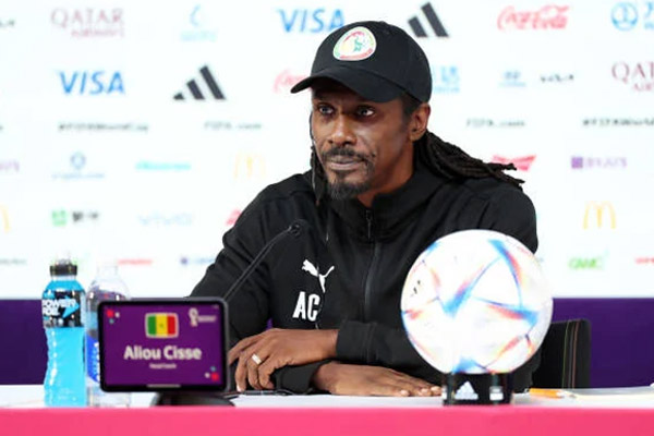 المدرب اليو سيسيه يتجه للإستقالة من منتخب السنغال بعد الإقصاء من المونديال