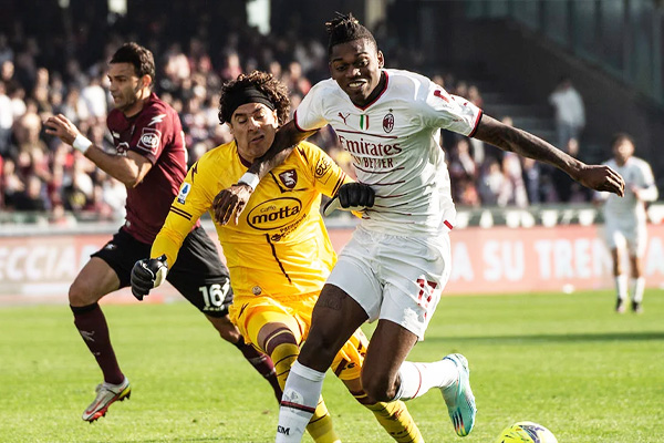 ميلان يواصل مطاردة نابولي المتصدر ويفوز على ساليرنيتانا ب2/1 1 ميلان يواصل مطاردة نابولي المتصدر ويفوز على ساليرنيتانا ب2/1