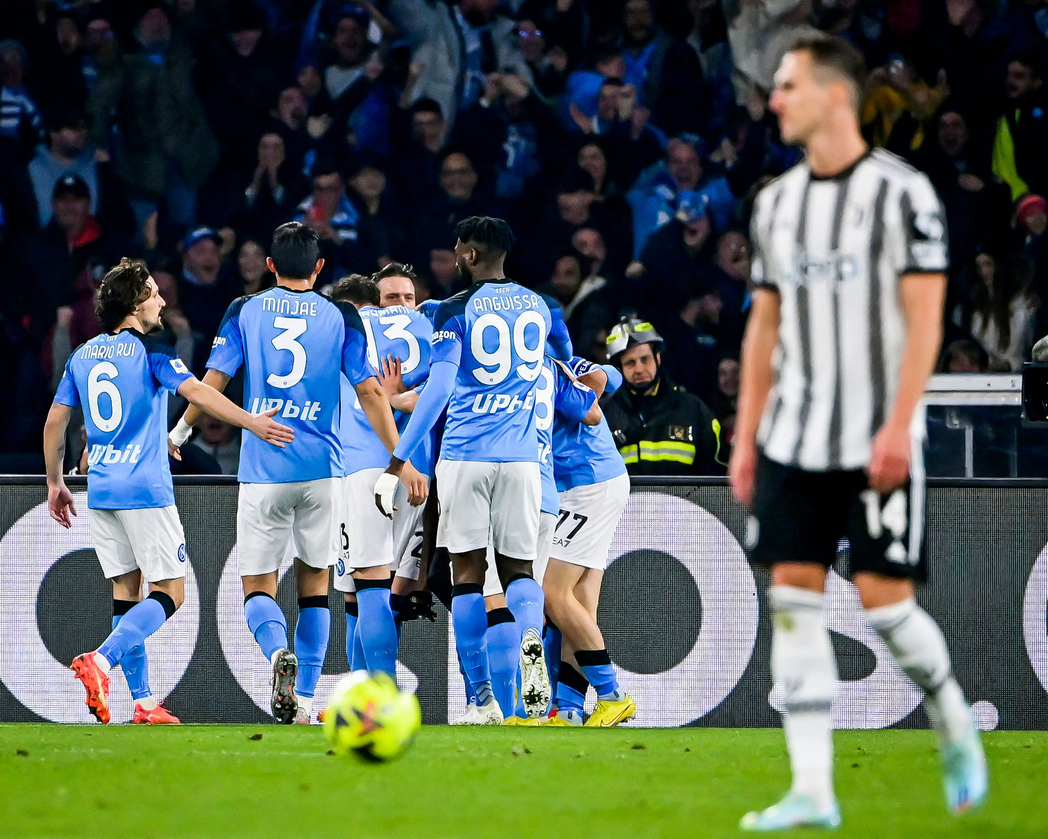 نابولي يكتسح مطارده يوفنتوس بنتيجة 5/1 ويحلق في صدارة الكالتشيو