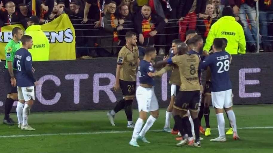 شجار حكيمي مع لاعب لانس بعدما تدخل بقوة في حق مبابي