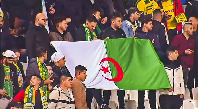 الجماهير الجزائرية تشتم لاعبي الوداد المغربي بأقبح الأوصاف خلال مواجهة القبايل