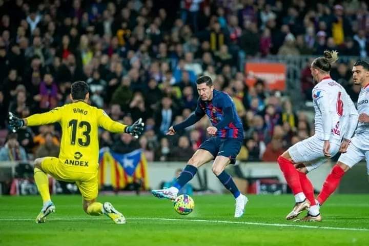 تصدي ياسين بونو "الخرافي" أمام تسديدة ليفاندوفسكي في مباراة برشلونة و إشبيلية 1 تصدي ياسين بونو "الخرافي" أمام تسديدة ليفاندوفسكي في مباراة برشلونة و إشبيلية