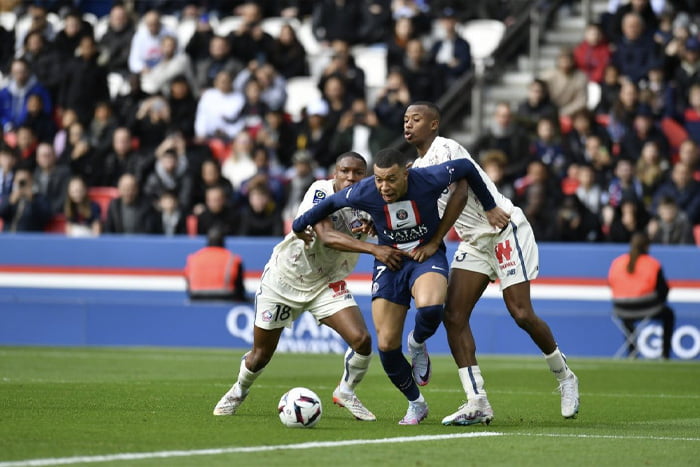 هدف مبابي أمام ليل ومراوغته لمدافعين بطريقة مذهلة