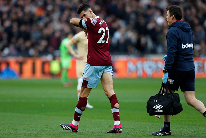 نايف اكرد يتعرض لاصابة قوية خلال مباراة ويستهام و تشيلسي 1 نايف اكرد يتعرض لاصابة قوية خلال مباراة ويستهام و تشيلسي