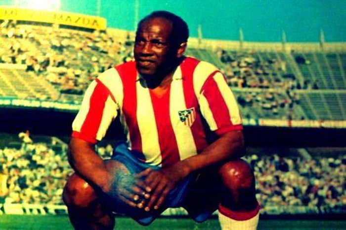 تكريم خاص "للأسطورة" العربي بن مبارك خلال مباراة المغرب والبيرو 1 تكريم خاص "للأسطورة" العربي بن مبارك خلال مباراة المغرب والبيرو