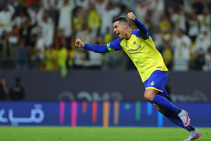 هدف كريستيانو رونالدو من ضربة حرة عالمية على بعد 35 متر 1 هدف كريستيانو رونالدو من ضربة حرة عالمية على بعد 35 متر