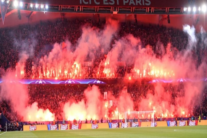 فرنسا ترخص للجماهير باستعمال الشهب الإصطناعية في الملاعب