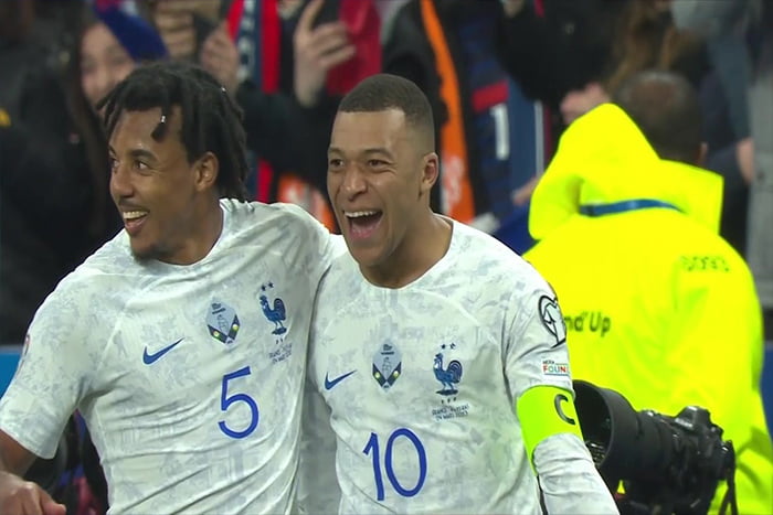 مبابي يسجل هدفين رفقة فرنسا في أول مباراة بشارة القيادة