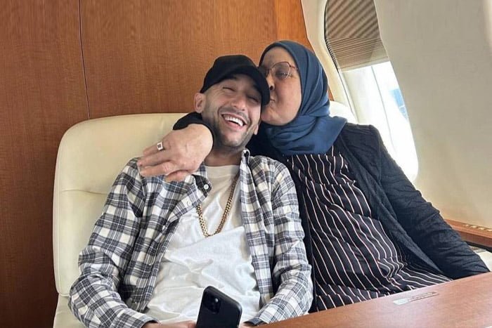 حكيم زياش : "والدتي تطلب مني أن أتزوج دائما ، وأفضل تقديم الزكاة في السر" 1 حكيم زياش : "والدتي تطلب مني أن أتزوج دائما ، وأفضل تقديم الزكاة في السر"