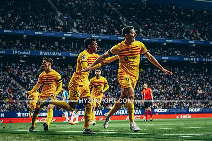 برشلونة يتوج بلقب الدوري الإسباني للمرة الـ27 في تاريخه 1 برشلونة يتوج بلقب الدوري الإسباني للمرة الـ27 في تاريخه