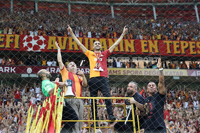 غلطة سراي يعلن تعاقده مع حكيم زياش من المدرجات مثل "الكابو"